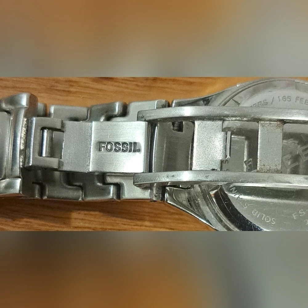 EUC Vintage Y2K Fossil FS2687 Casual Everyday Watch Jewelry w/ Silver Tone Face